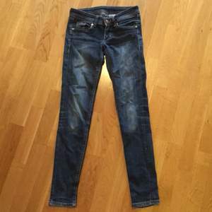 Superskinny jeans med super Low Waist, lite stretch,  mörk blå. Storlek 25/30 och skulle säga XS