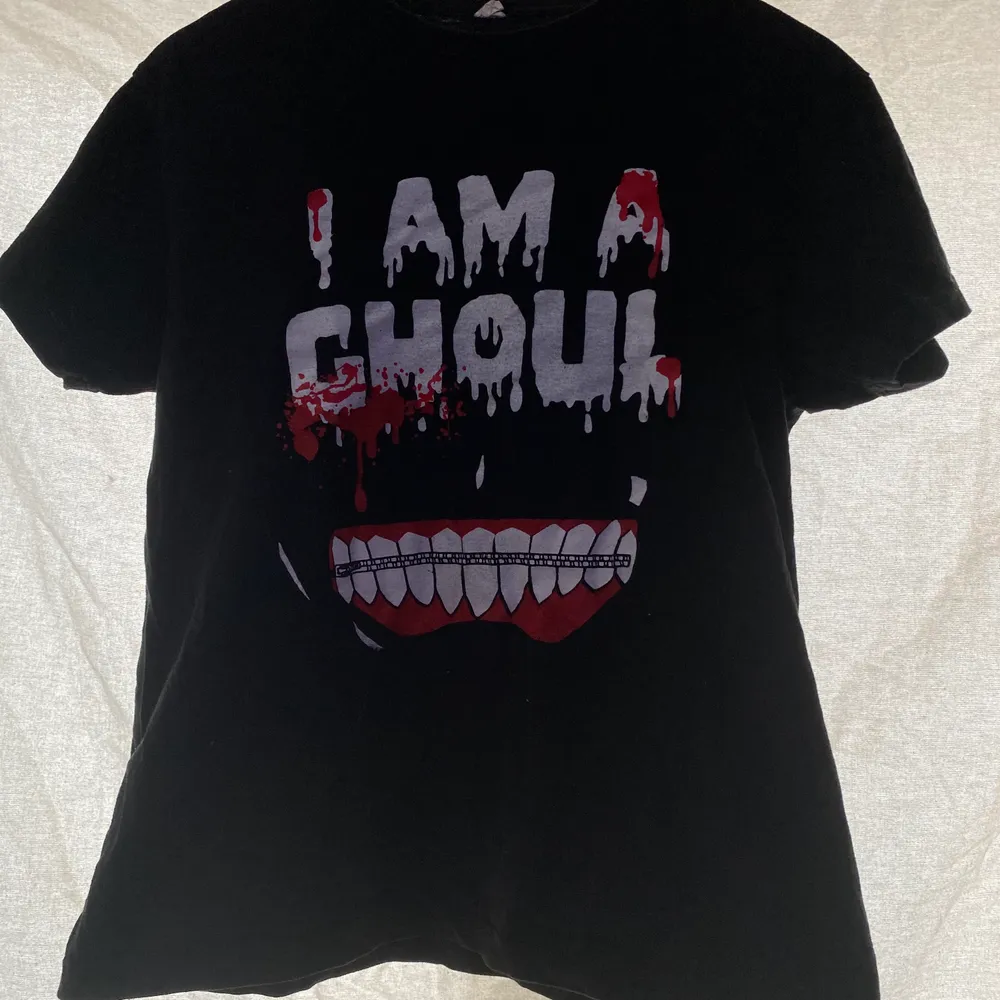 Cool T-shirt med Tokyo ghoul motiv. Vet inte riktigt vart den är köpt för köpte den av en vän. Knappt använd för den är lite liten på mig. T-shirts.