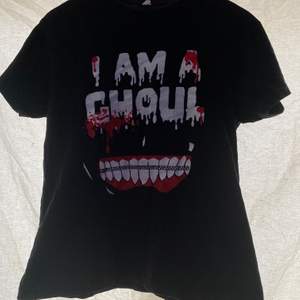 Cool T-shirt med Tokyo ghoul motiv. Vet inte riktigt vart den är köpt för köpte den av en vän. Knappt använd för den är lite liten på mig