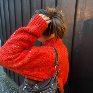 Röd stickad tröja från chiquelle i one size - Världens gosigaste stickade tröja i one size! En av mina favoriter men har alldeles för många stickade tröjor. Jättebra skick och varm och mysig! Budning vid stort intresse men börjar vid 100 kr.