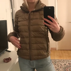 Beige parajumpers vårjacka - + frakt. Bud från 350kr, buda i kommentarsfältet✨  