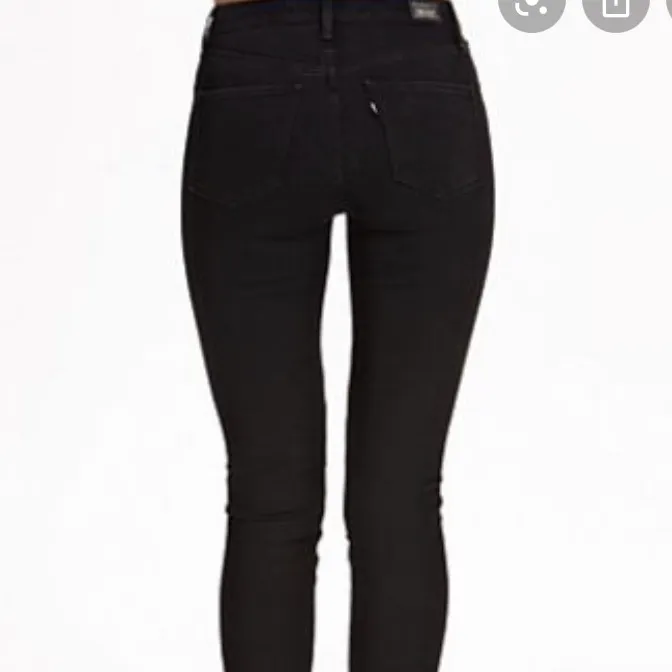 Säljer mina svarta Levis jeans i modellen mile High super skinny, storlek 23. Dem sitter så bra men kommer tyvärr inte till användning för mig. Ny priset var 999kr. Pris kan diskuteras! Kom med egna bud . Jeans & Byxor.