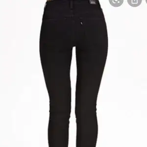 Säljer mina svarta Levis jeans i modellen mile High super skinny, storlek 23. Dem sitter så bra men kommer tyvärr inte till användning för mig. Ny priset var 999kr. Pris kan diskuteras! Kom med egna bud 