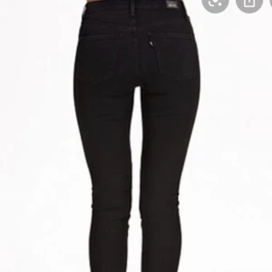 Superfina Skinny levis jeans  - Säljer mina svarta Levis jeans i modellen mile High super skinny, storlek 23. Dem sitter så bra men kommer tyvärr inte till användning för mig. Ny priset var 999kr. Pris kan diskuteras! Kom med egna bud 