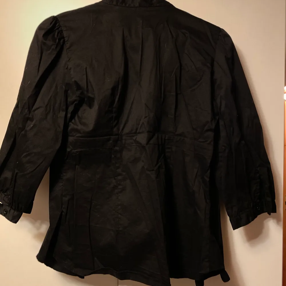 En snygg skjorta i svart. Aldrig använd! Säljes för 30kr, fri frakt tillkommer ✨. Skjortor.