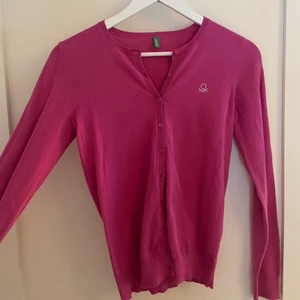 Snygg kofta från United colors of benetton - Skitsnygg kofta som knappt är använd. Har en fin rhinestone detalj av benettons märke på framsidan. Den är i helt perfekt skick. Köparen står för frakt. Om flera är intresserade blir det budgivning 🥰🥰