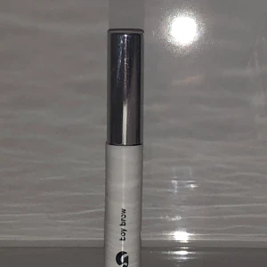Glossier boybrow - Browgel från Glossier i färgen svart. Använd 2-3 gånger men passade inte riktigt mig. Köparen står för frakt!