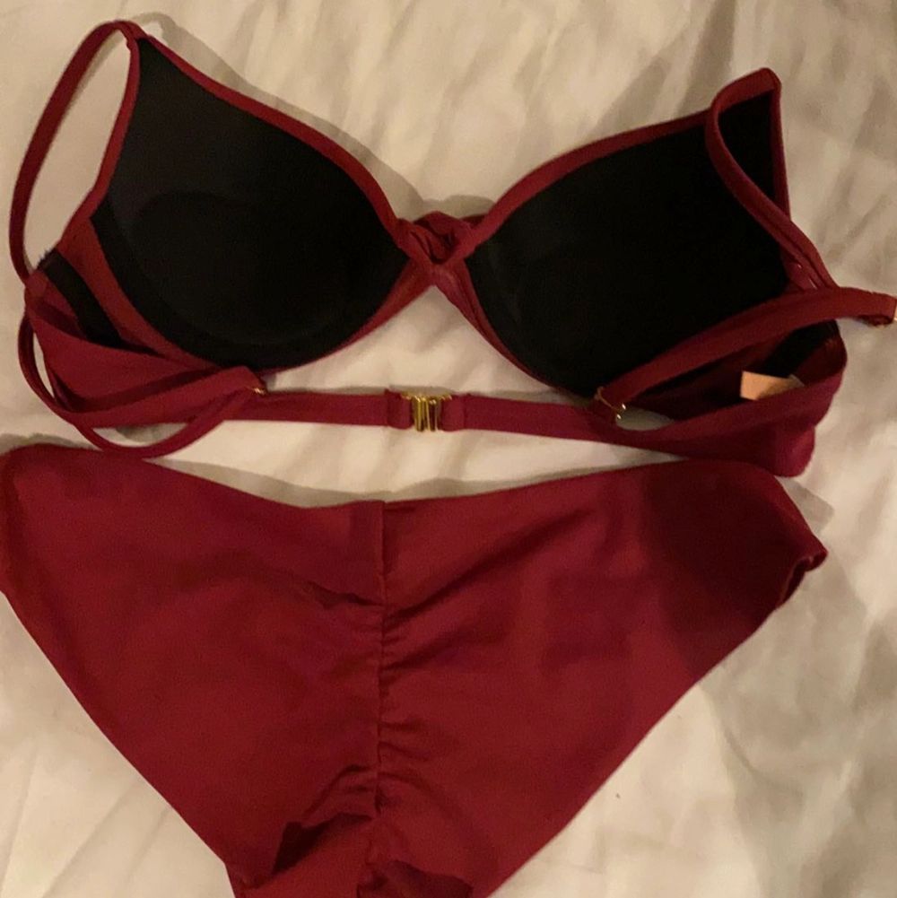Söker en bikini från Nelly.com eftersom den tyvärr är förliten för mig. Bh:n har push-up och är i storlek 70A, och underdelen är i storlek xs. Toppen är använd några gånger och underdelen endast testad en gång! Superfint skick💞 KAN ÄVEN SÄLJAS ENSKILT OCH INTE TILLSAMMANS. 40kr per del och 70 för båda! TOPPEN SÅLD . Övrigt.
