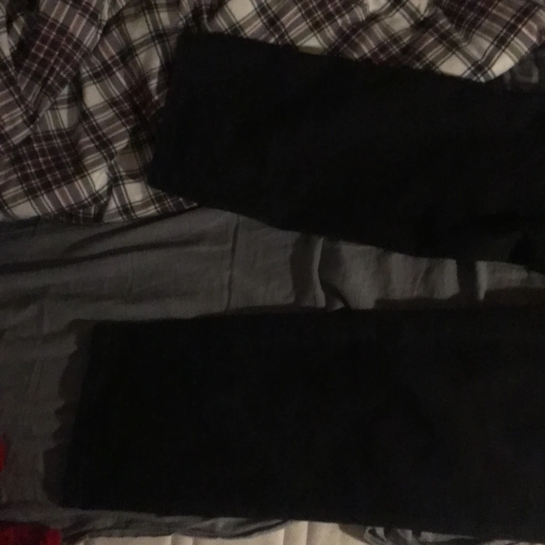 Ett par svarta Jeans från SHEIN.