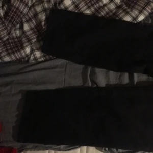 Ett par svarta Jeans från SHEIN. - Original pris 230 kr. Vid frågor skriv till mig🤩