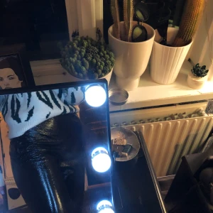 Skimriga byxor - Superfina byxor från Gina använda ca 2 gånger och är i skick som nya. Jag är 170 lång och de är på gränsen till för korta för min smak :) skriv för mer bilder, köparen står för frakten💕