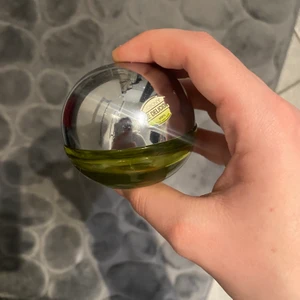 Säljer denna 30ml dkny parfym, doften be delicious  - Säljer denna 30ml dkny parfym. Hälften finns kvar. Nypris ligger runt 500kr.  Beskrivning: En modern fest för alla sinnen, serverad i en elegant metall och glasäpple flaska. Denna saftiga doften kombinerar doften av äpple med en sofistikerad blandning av exotiska blommor och sensuella tränoter. Liksom staden som inspirerade den, celebrerar Be Delicious individualitet med en uppfriskande anda. Toppnoter: grapefrukt, magnolia Hjärtoter: äpple, liljekonvalj Basnoter: sandelträ, vit amber  Undrar man över något så är det bara att kontakta mig. 