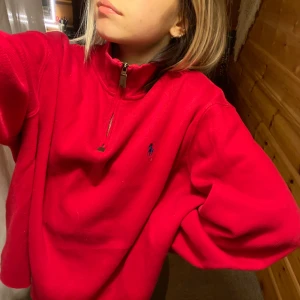 ralph rauren zip - oversized avklippta ralph lauren zip i strl XL man, köpt på asos marketplace men jag själv har inte använt den så mycket, väldigt bra skicka för att vara vintage.💞💞💞 lite ludd på tröjan på bilden men den har inga fläckar, armarna går att vika ut . buda från utgångspris❤️❤️❤️❤️ 
