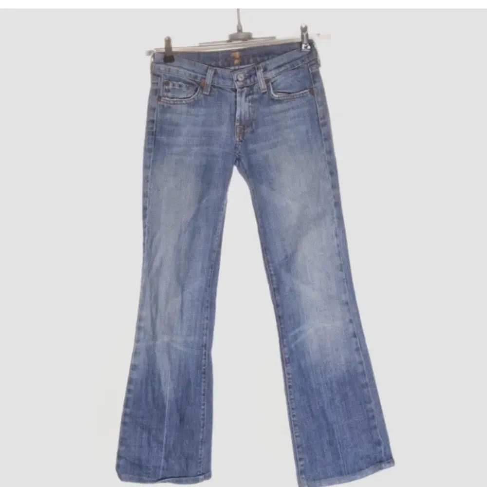 jätte snygga lågmidjade lite utsvängda jeans som tyvärr är lite för små för mig. köpta här på plick. buda från 150kr i kommentarerna!. Jeans & Byxor.