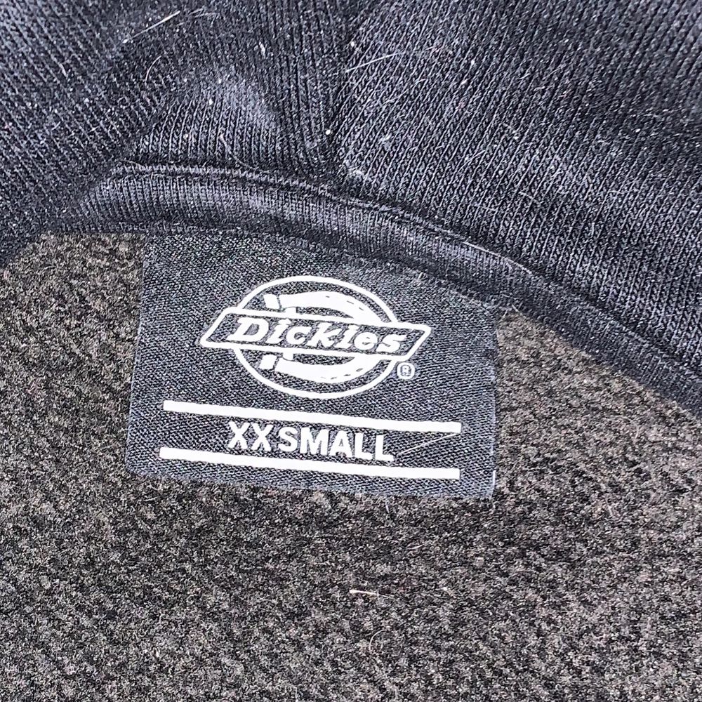 Säljer denna svarta dickies hoodien i storlek xxs men skulle säga att den lätt passar en S (tjej). Den är i fint skick och inga skador. Frakten ingår inte i priset, skriv gärna privat om du har några frågor💗💗. Huvtröjor & Träningströjor.