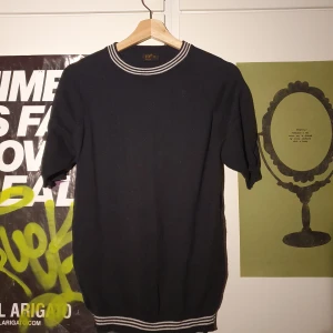 Svart t-shirt från pop butique - Cool svart stickad t-shirt från pop butique. Väldigt skön. Köparen står för frakten. Samfrakt erbjuds.