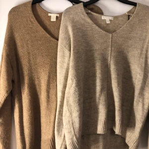 Två stickade tröjor  - Två stickade tröjor från h&m. En i vitbeige färgad och en i brunfärgat. Den vitbeiga är st S och den bruna är st Xs. Jag säljer båda för totalt 80 kr. Använd 2-3 gånger dock helt felfria.