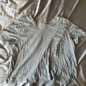 Tshirt - Basic croppad ljusgrå T-shirt ♡ 