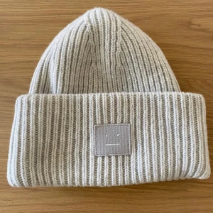 Acne mössa - Grå acne mössa, bra skick. Köpte förra året, men har tröttnat på nu💕 650+frakt