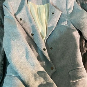 Kapp från zara  st S - Köpte denna kapp från zara för 6månader sedan. Passar perfekt till höst och våren. Kontakta mig för fler bilder, pris kan diskuteras