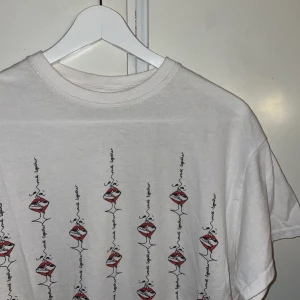 T-shirt med tryck - Cool t-shirt som är köpt second hand i London 
