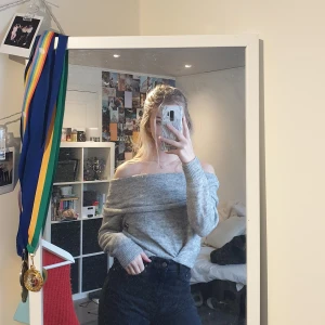 Stickad tröja från HM - Grå tröja från HM, offshoulder