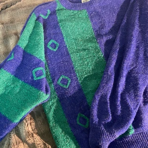 Blå grön tröja st L - Vintage tröja storlek L den sitter jätte fint köpt. Inga skador på tröjan. Buda eller köp direkt för 280kr ! Högst bud just nu är 200kr anledning till hög pris är för att tröjan är från 1950 och tillhörde en släckning och är i ett helt nyskick utan några skador💕 pris kan diskuteras vid snabb affär