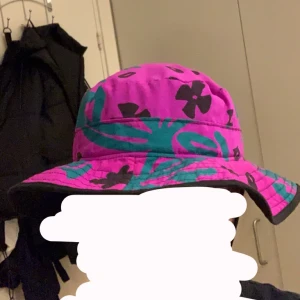 Buckethat - Har snöre vid hakan