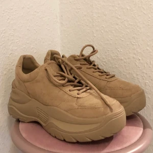 Sandfärgade sneakers med tjock sula  - Sandfärgade damsneakers med tjock sula och snörning. Sulans tjocklek: 6,5 cm. Köpa och endast provade. Säljer pga tyvärr förstora... nypris 499kr. Ge gärna förslag på eget pris 🌞