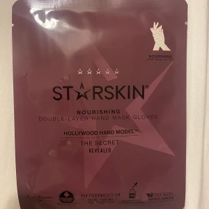 Säljer denna oanvända 16ml hand mask från starskin  - Säljer denna 16ml oanvända hand mask från starskin.   beskrivning: är en unik, patenterad mask för händerna som omedelbart tillför näring och reparerar huden på händerna, där de första ålderstecknen gärna visar sig. Ett kraftfullt serum med djupt återfuktande sheasmör och en blandning av 16 botaniska ingredienser och oljor omsluter händerna i en innovativ mask med tvålagersteknik. Masken består av två samverkande lager som skapar en bastuliknande effekt och effektivt tillför ett kraftfullt men milt serum till huden på händerna. Reparerar, föryngrar och mjukar upp även den torraste och grövsta hud på händer och nagelband på bara 15 minuter. Gör behandlingen hemma en till två gånger per vecka för ungdomliga händer som aldrig avslöjar din ålder.  undrar man över något så är det bara att kontakta mig.