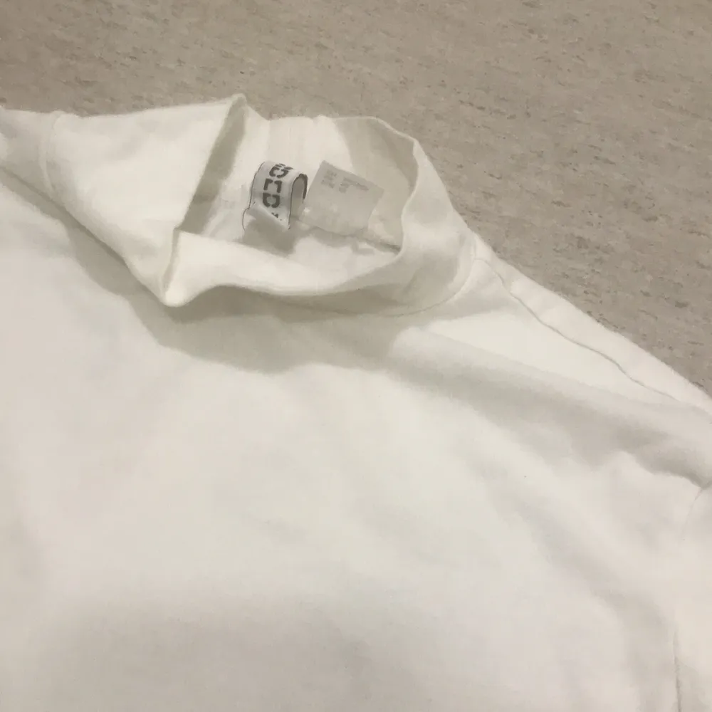aldrig använd vit långärmad från H&M i storlek XS pris kan diskuteras då jag inte använder den 💕💕💕 Frakt ingår i priset för tröjan ✨. Toppar.