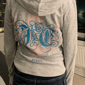 Juicy couture kofta grå  - Intressekoll: Grå kofta från Juicy couture med blå och rosa mönster på baksidan. Står att det är storlek L men skulle mer säga att den är som en S. Högsta bud 330 kr avslutas på torsdag kväll! 