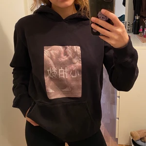 Axel arigato hoodie - Svart hoodie från arigato, välanvänd men finns inga märken eller skador därav priset. Så cool tryck på framsidan! Står inte storleken men jag bär vanligtvis xs/s och den passar som på första bilden. Frakt tillkommer🥰