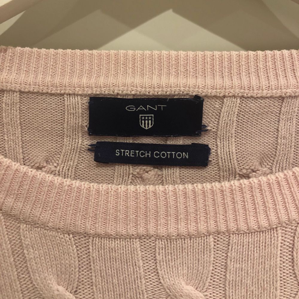 En fin rosa äkta gant tröja i använt skick. Nypris ligger på 1 299kr och jag säljer den för 300kr. Tröjor & Koftor.