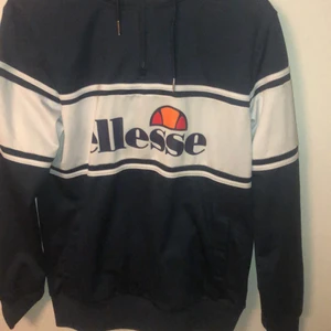 Ellesse tröja - En gammal Ellesse tröja som köptes på JD. Instorlek M och tvättas självklart innan den skickas, kan även mötas upp i stockholm.