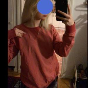 En riktigt fin korallfärgade sweatshirt, tycker om den väldigt mycke men eftersom att den aldrig kommer till användning och inte passar min ”stil” så har ja bestämt mig för att sälja den. Köparen står för frakten💕 sitter oversised på mig som är 165/166