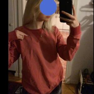 Sweatshirt - En riktigt fin korallfärgade sweatshirt, tycker om den väldigt mycke men eftersom att den aldrig kommer till användning och inte passar min ”stil” så har ja bestämt mig för att sälja den. Köparen står för frakten💕 sitter oversised på mig som är 165/166