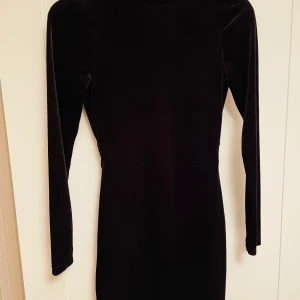 Klänning  - Klänning i sammet med öppen rygg 