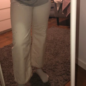 Vita Carin Wester jeans - Köpte jeansen i sommras men råkade köpa fel storlek, använda 3-4 gånger stl/34 original pris 499kr❤️ köparen står för frakten! 