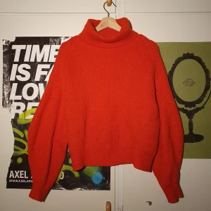 Röd stickad polo - Super mysig knallröd stickad polo köpt på HM. Väldigt bra skick. Stor i storleken. Köparen står för frakten. Samfrakt erbjuds.