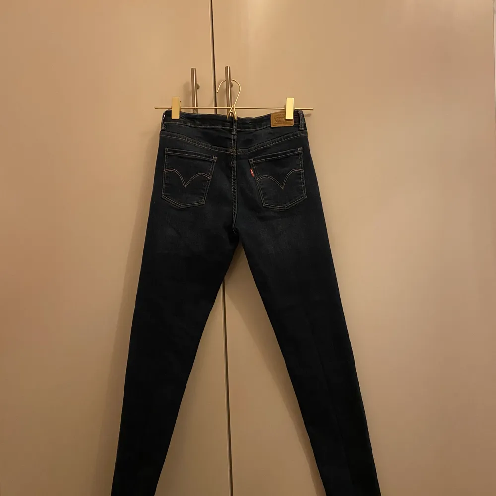 Jättesnygga lowrais jeans som tyvärr inte kom till användning, tight modell och i storlek M men känns som S. Kontakta om du är intresserad😊. Jeans & Byxor.