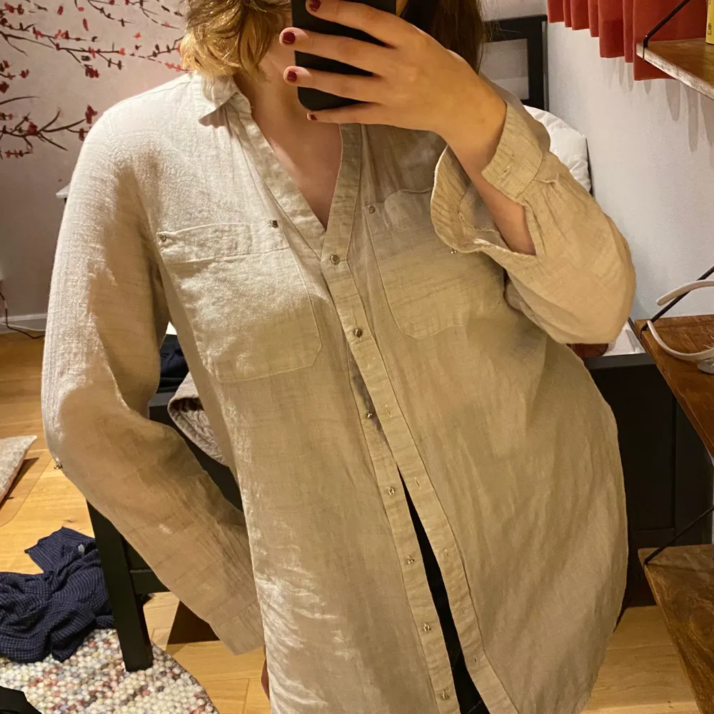 Jätteskön beige/taupe skjorta från River Island! I nyskick, bara provad i bilden. Går att styla på massa olika sätt!! . Blusar.