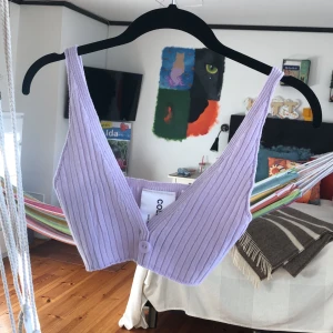 Stickad topp - Fin helt oanvänd topp från Collusion. Den är stickad och jättestretchig i en fin ljuslila färg. Frakt: 20 kr