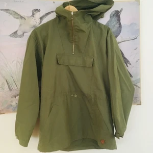 Grön anorak  - Grön anorak i tyg köpt secondhand. Skulle säga liten M i storlek, mer åt S. Står M på lappen. Tunn och har använt den mest när det är typ varmt vårväder 🌸🌞 färgen stämmer best överens med de två sista bilderna