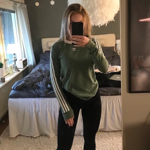 adidas original långärmad tröja - Jätteskön snygg adidas originals tröja i en snygg grön färg. Nypris 600kr. superbra skick. 