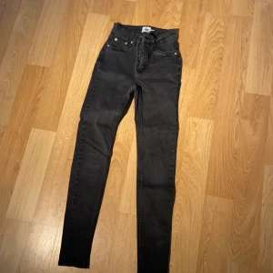 Grå/Svarta jeans från Lager 157 i st.XXS - Andvända ett fårtal gånger men fortfarande väldigt fint skick.Säljer på grund av att de inte kommer till andvänding.