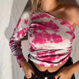 One shoulder pink top  - Här är ett plagg som har fått ett nytt liv! Ett miljövänligare alternativ för dig som kund & som har ett extra öga för kläder💕 Hör av dig till oss vid intresse eller frågor.                                                                                                     Köparen står för frakten:) 
