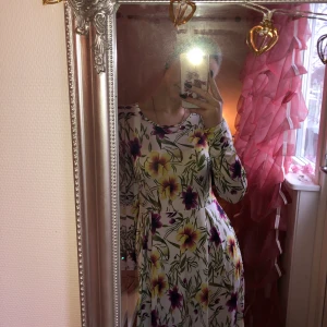 Klänning - Jag säljer en lång sommrig klänning. Den har ganska tunn tyg. Jag är 165cm lång. Det står ingen storlek så jag gissar  på att den är M. (priset kan diskuteras)