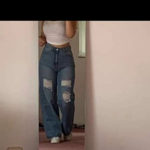 Jeans - Jeans i strlk S jag är 169cm å dem är ganska långa❤️ nypris 599, buda!