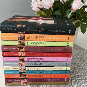 Gossip girl böcker  - Säljer 12 st Gossip girl böcker. Alla är i fint skick!📚 köpare står för frakt! hör av dig vid intresse eller frågor🤍